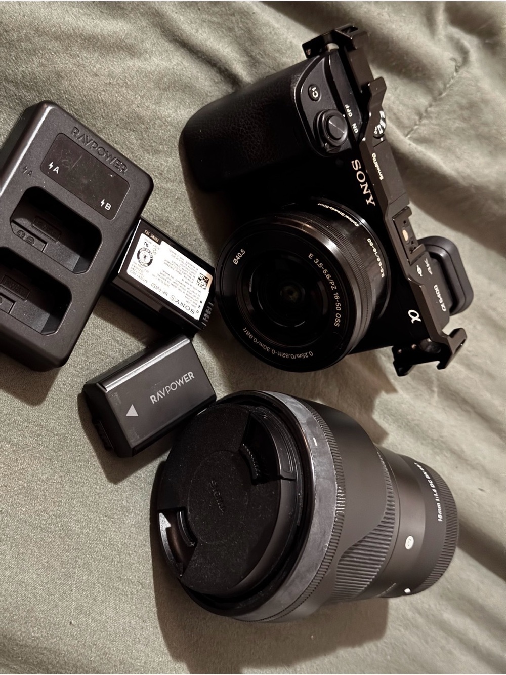 Sony A6400 Bundle + Sigma 16mm f/1.4 + 16-50mm Lens + SmallRig + Batteries